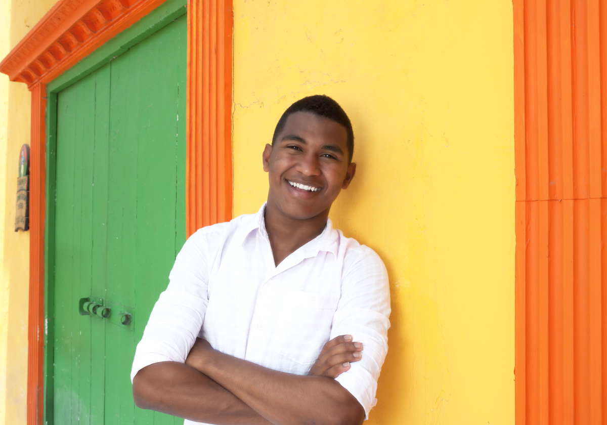 Man leaning against a wall in Curacao